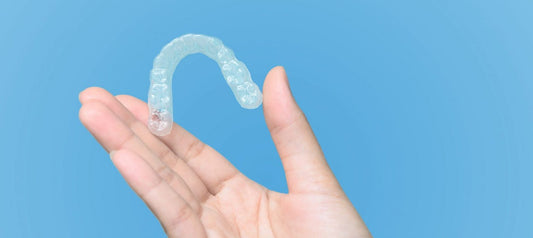 How to properly put on and take off the transparent orthodontic mouthpiece